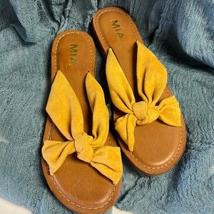 NEVER WORN MIA Sandals